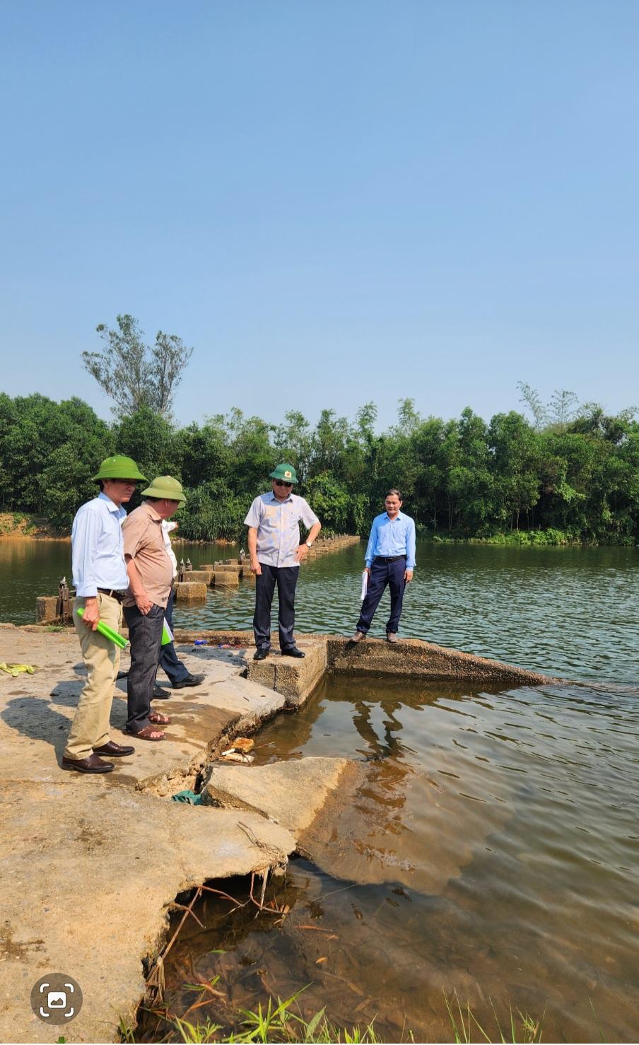 Kiểm tra, đánh giá hiện trạng hư hỏng của công trình đập ngăn mặn sông Vĩnh Phước, thành phố Đông...